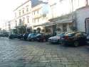 spazio-antistante-la-galleria-capece-invaso-dalle-auto-1_0